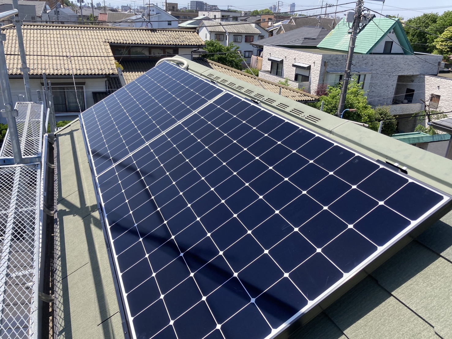 🌸本日は新宿区で太陽光パネルの設置工事でした👷